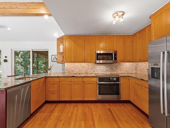 4th image of 221 Pope Rd