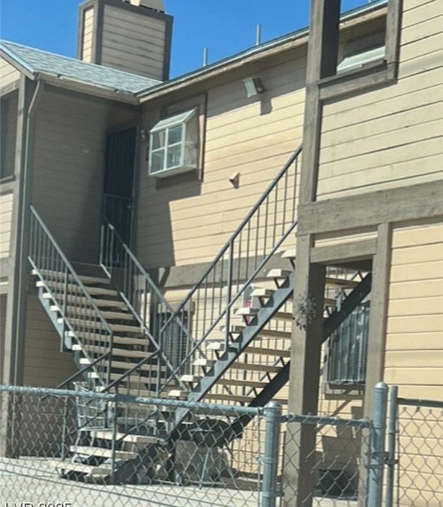 2nd image of 900 Bridgewater St