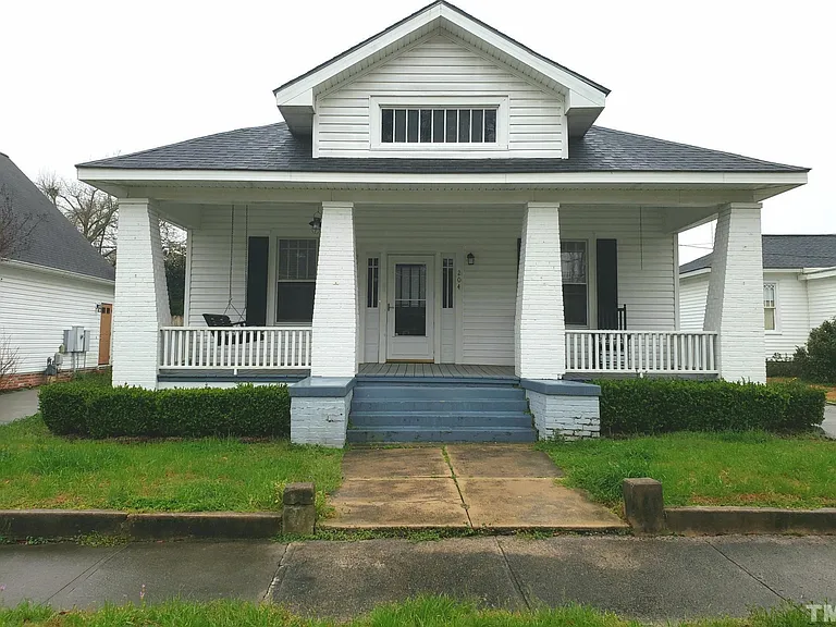 204 E Davis St — Photo 1