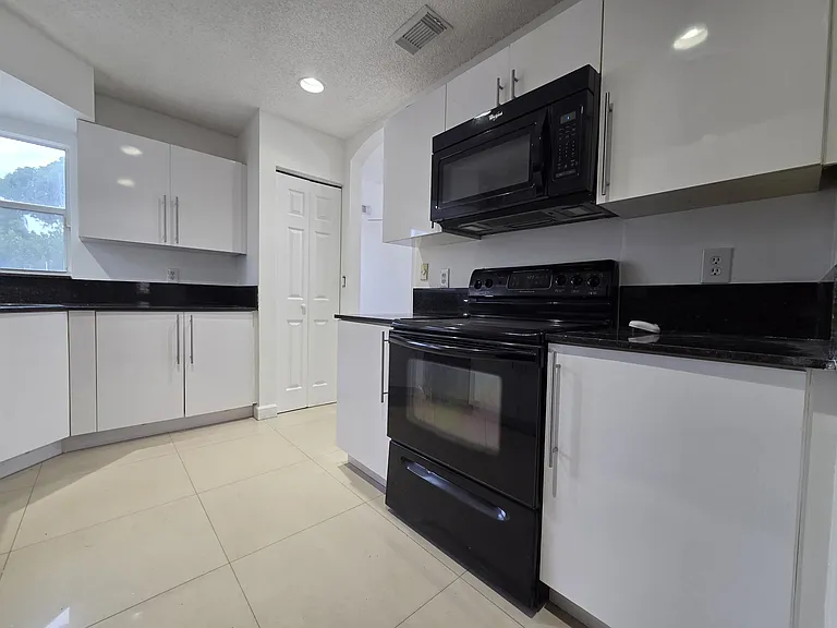 533 NW 47th Ave — Photo 6