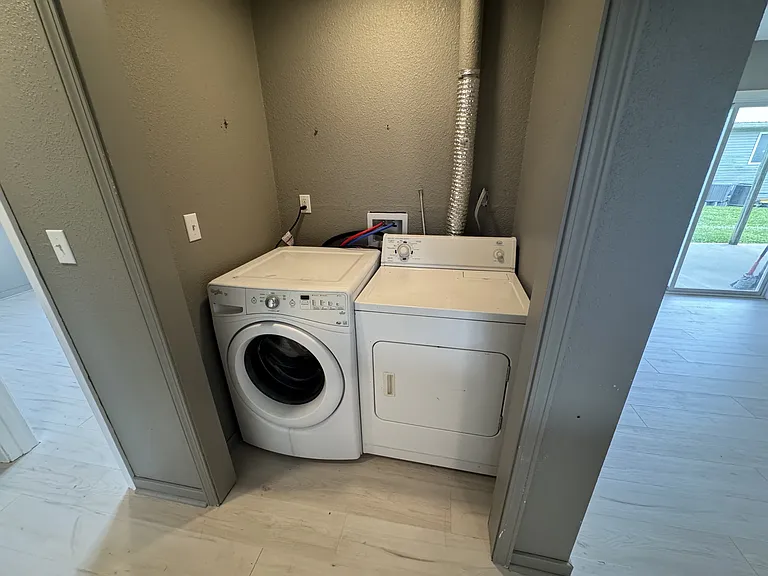399 W Allen St — Photo 5