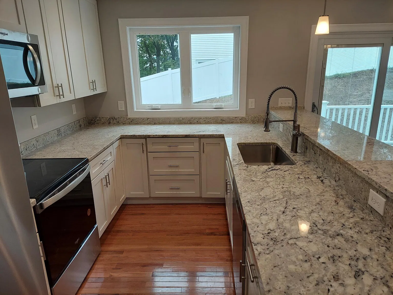 3 bed, 2.5 bath, 2100 sqft, $3,900 — Photo 3