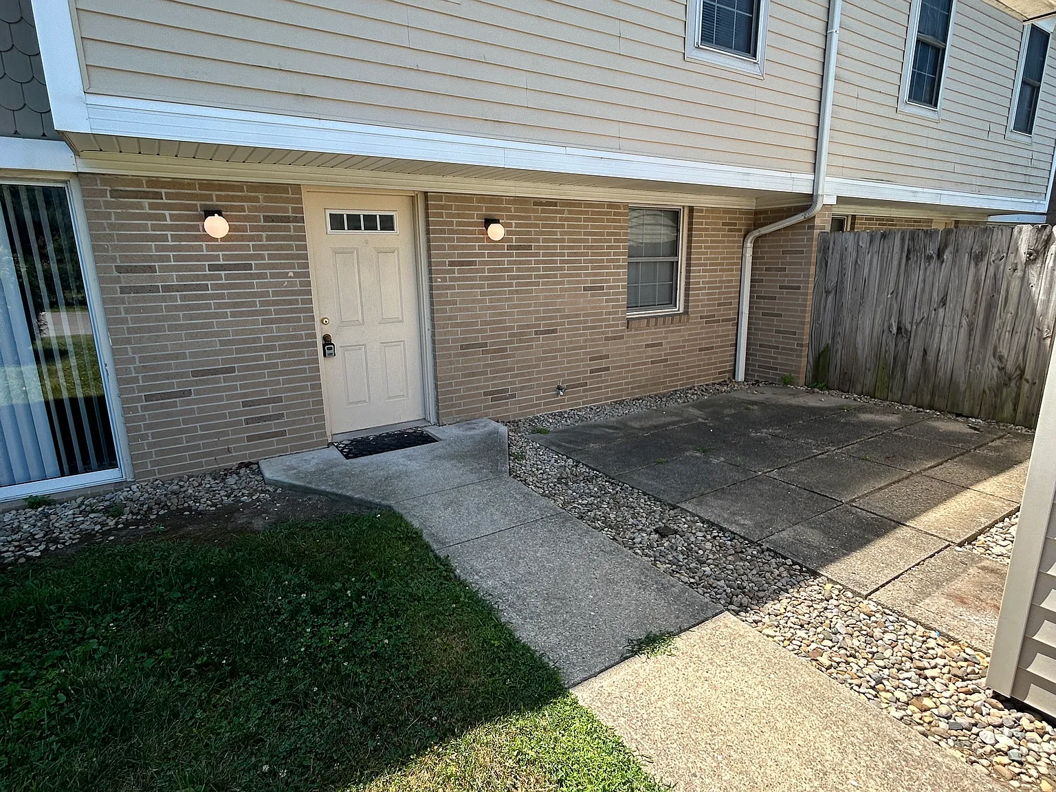 3 bed, $1,700 — Photo 2