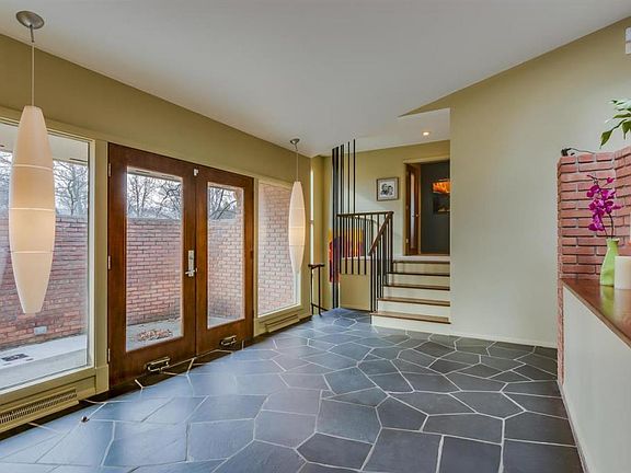 4th image of 1131 E Jefferson Blvd