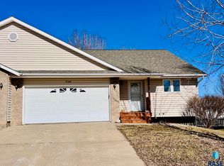 1706 S Campbell Trl, Sioux Falls, SD 57106