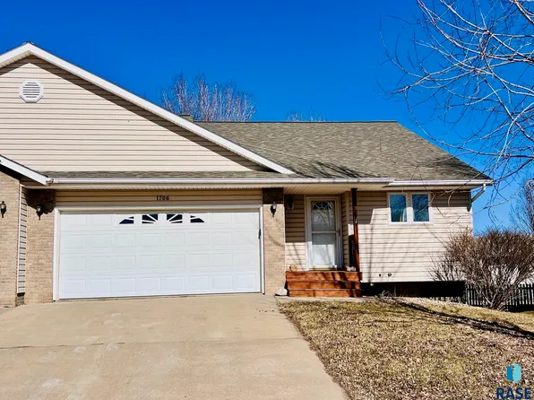1706 S Campbell Trl, Sioux Falls, SD 57106