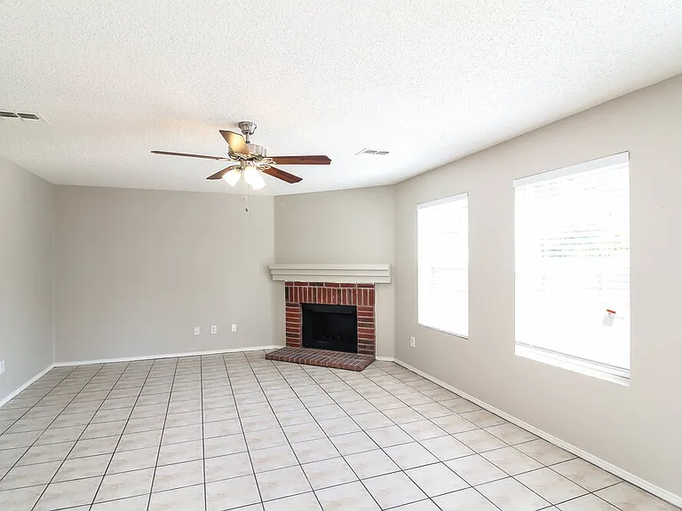 8737 Hunters Point Way — Photo 2
