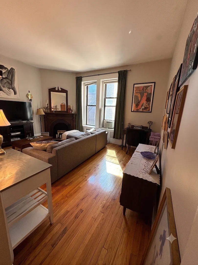 Classic Back Bay Apartment with Roof Top Views — Photo 2