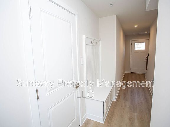 3rd image of 8 Foxwood Dr