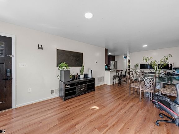 3rd image of 519 Maple Ave