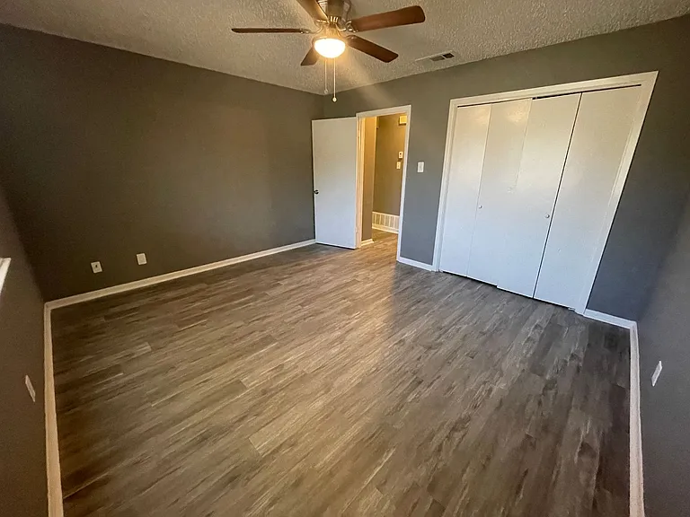 1102 S Harley Dr — Photo 7