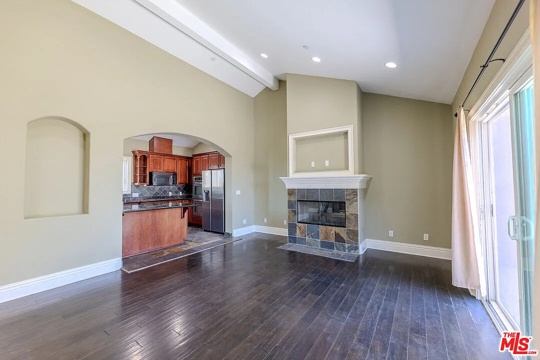 4 bed, 3.0 bath, 1820 sqft, $5,895 — Photo 3