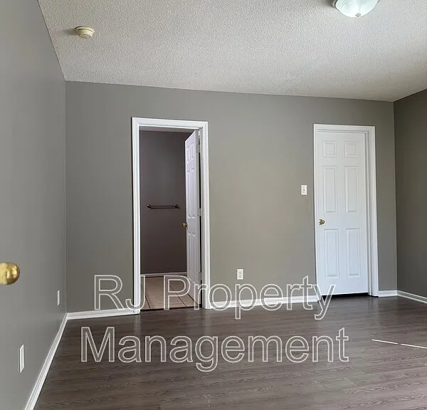 4817 Royal Run Dr — Photo 18