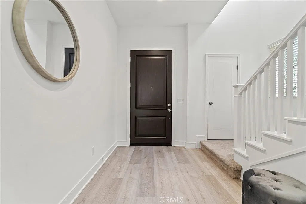 3 bed, 2.5 bath, 1976 sqft, $5,400 — Photo 2