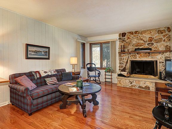 3rd image of 976 Sauganash Dr