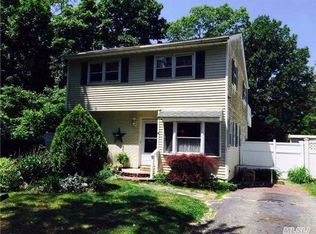 4 Elm Rd, Rocky Point, NY 11778