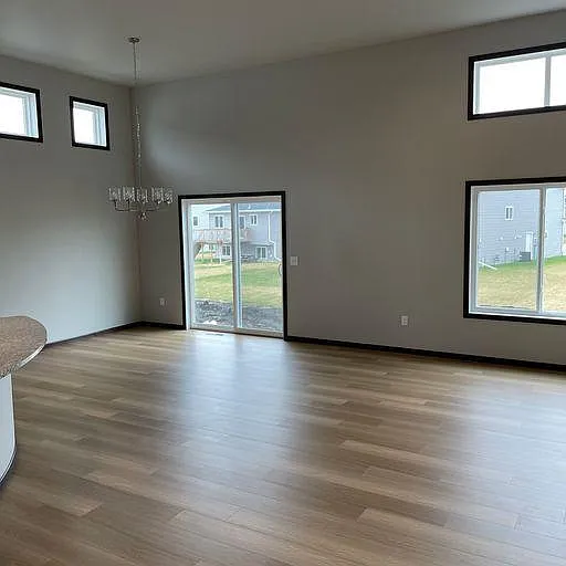 1066 Ashley Dr W — Photo 7