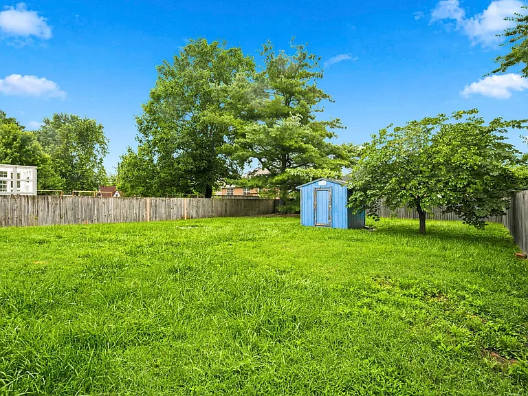 511 E Dyann Dr — Photo 22