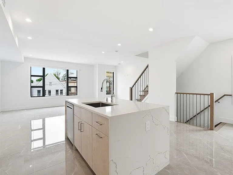 290 Griffith St #201 — Photo 7