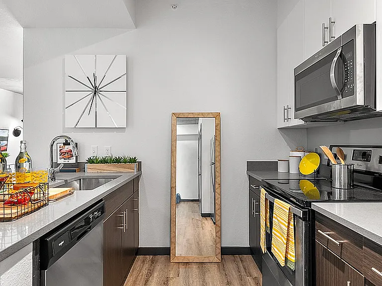 Signature-1909-Apartments-Near-UT-Austin-Kitchen