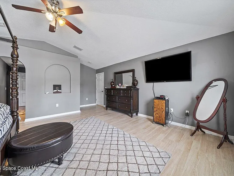 4635 Elena Way — Photo 15