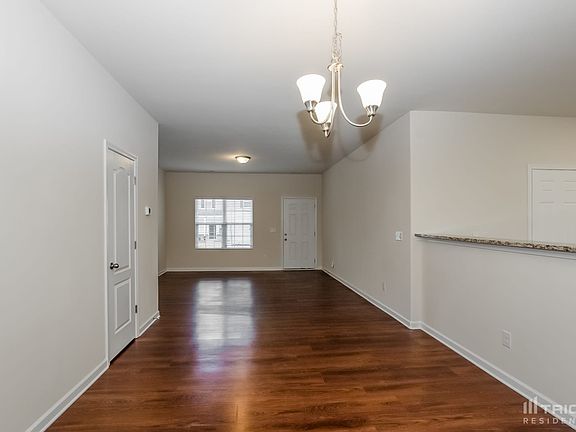 4th image of 824 Joselynn Dr