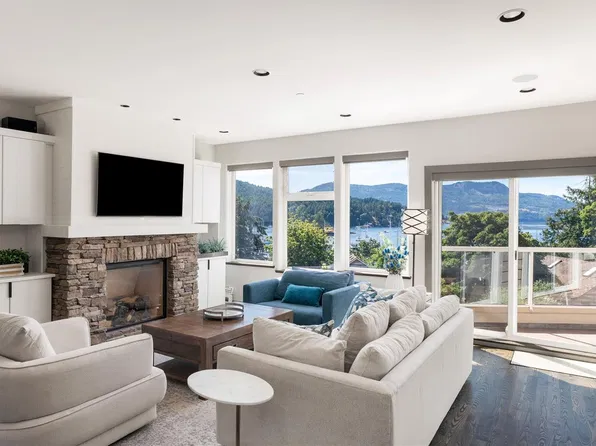 916 Grilse Ln, Central Saanich, BC V8M 1B5