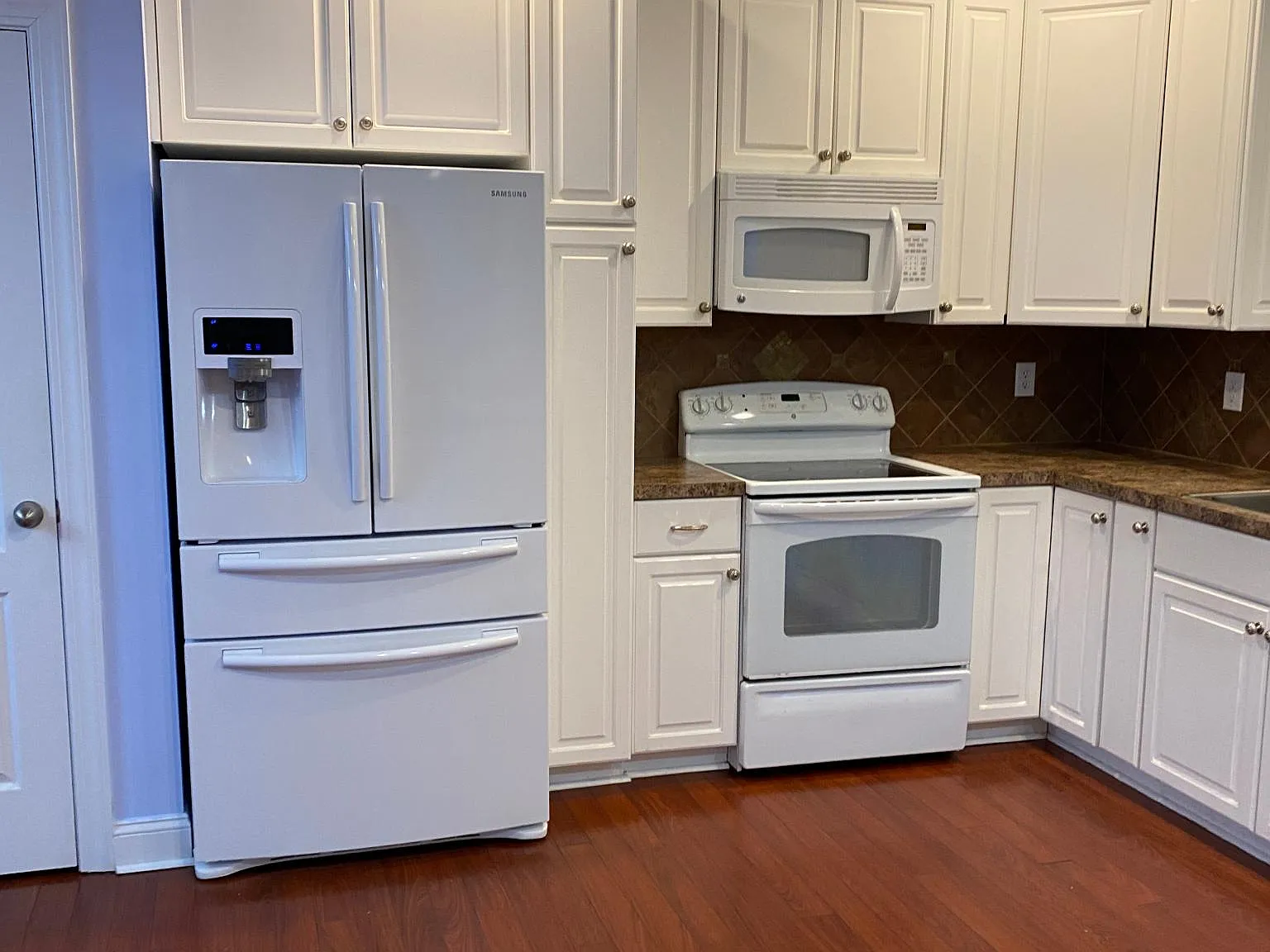 3 bed, 2.5 bath, 2000 sqft, $2,000 — Photo 2