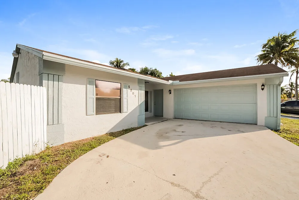 3 bed, 2.0 bath, 1740 sqft, $2,905 — Photo 3