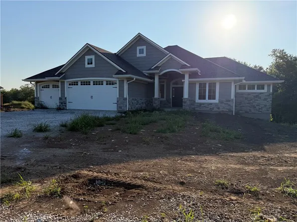 12215 S Eagle Crest Dr, Lees Summit, MO 64086