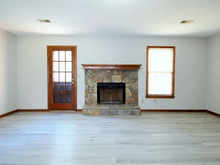 585 Wayside Dr — Photo 5