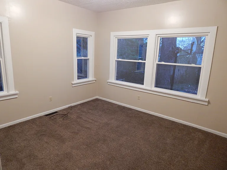120 E School St — Photo 12