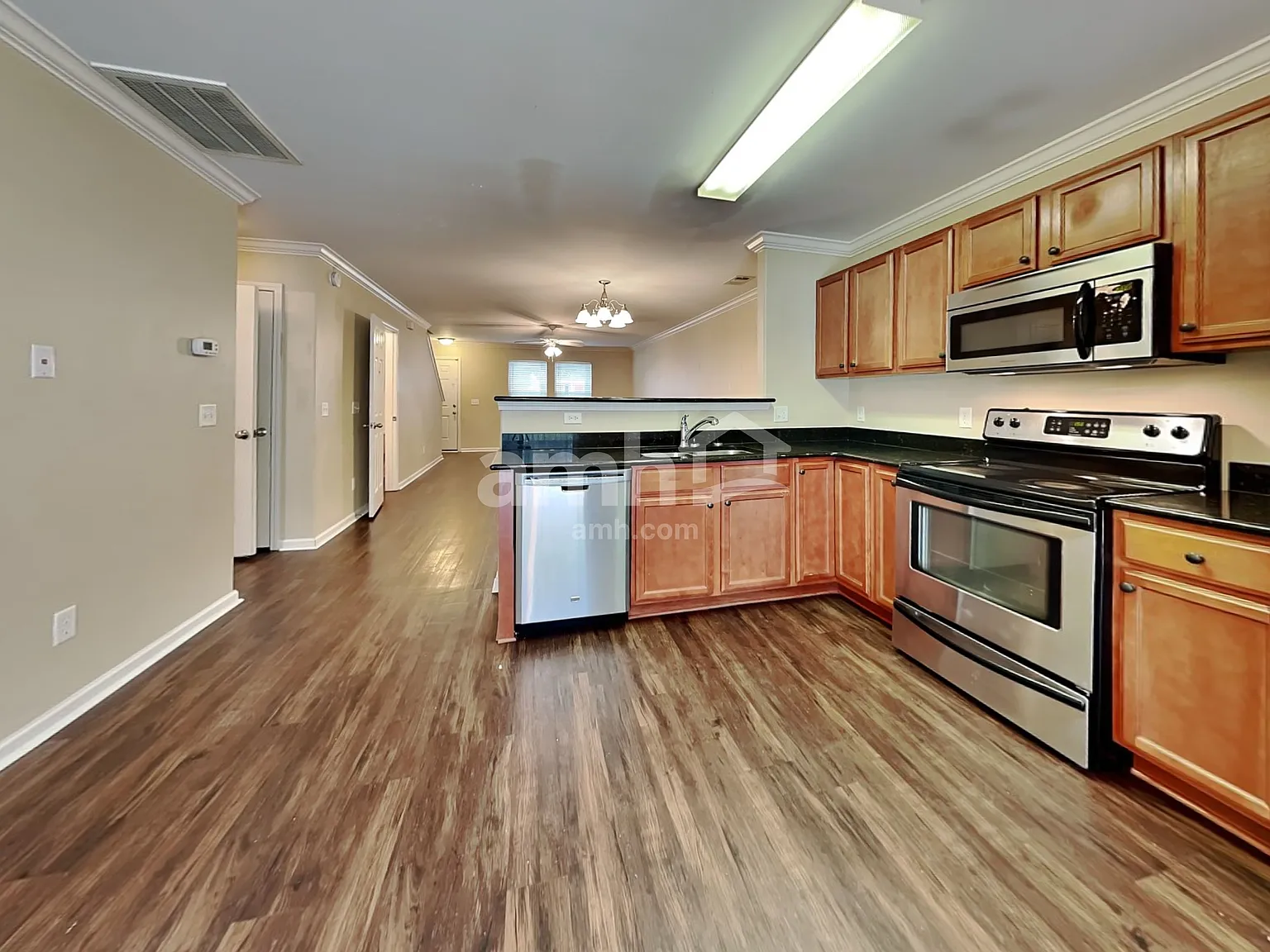 3 bed, 2.5 bath, 1850 sqft, $2,285 — Photo 3