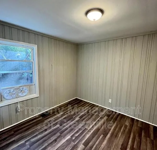326 Loop St #B — Photo 8