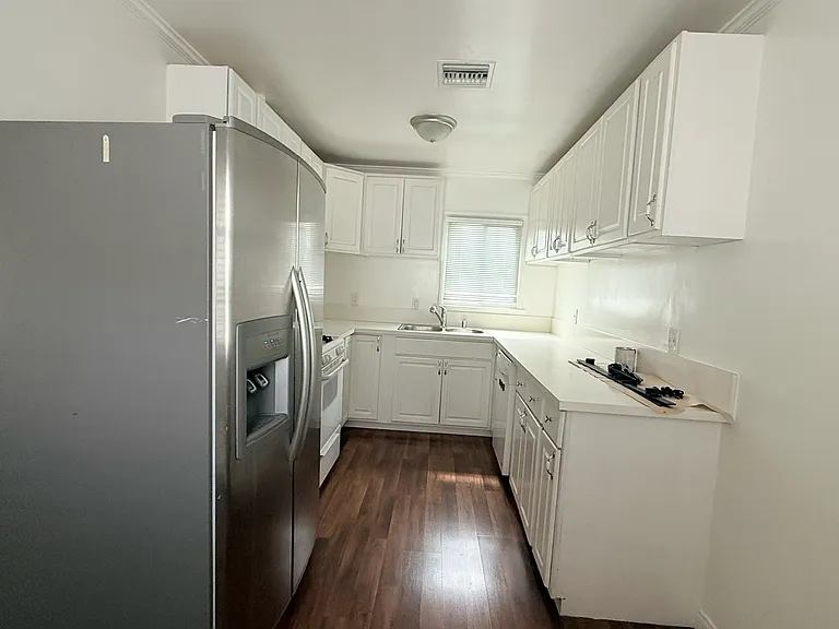 4112 W Victory Blvd — Photo 7