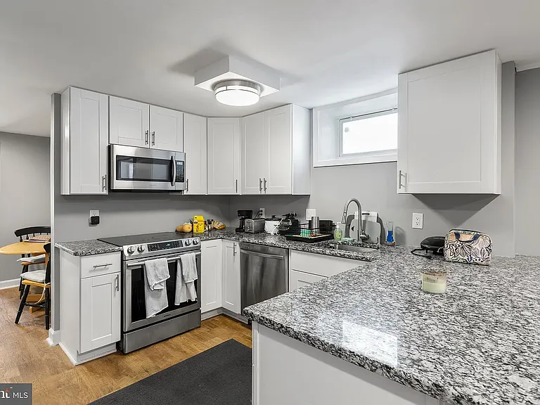1321 Rowe St #B — Photo 15