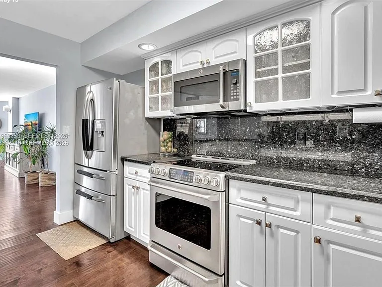 6423 Collins Ave #409 — Photo 9