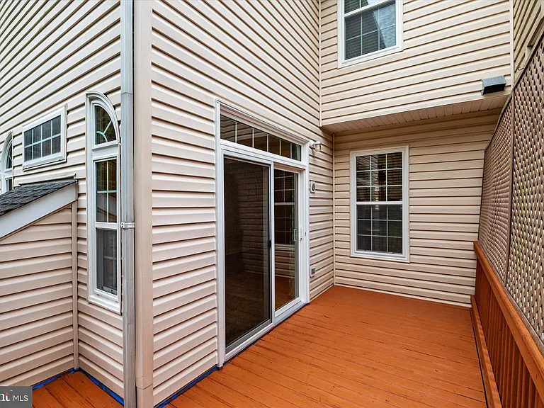 824 Stonehurst Ct — Photo 15