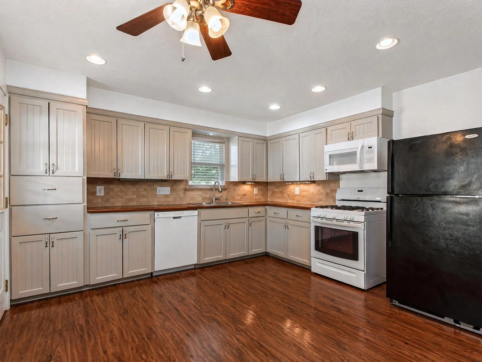 3 bed, 1.0 bath, 1242 sqft, $2,300 — Photo 4