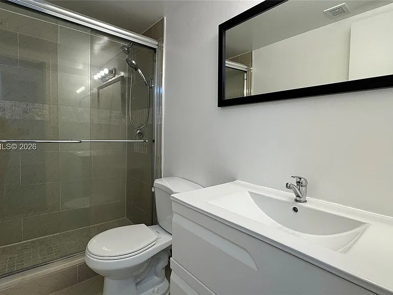 2020 NE 135th St #810 — Photo 26