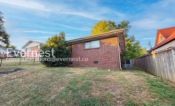 3 bed, 2.0 bath, 1340 sqft, $2,095 — Photo 2