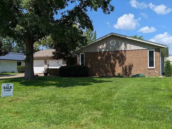 903 Crestview Ln, Monticello, IL 61856