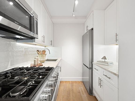 5th image of 555 Main St APT 801
