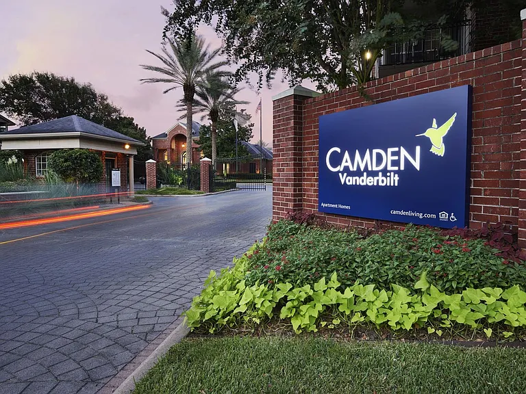 Camden Vanderbilt — Photo 40
