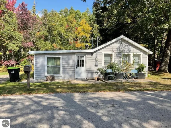 256 W Lake Dr, Cadillac, MI 49601