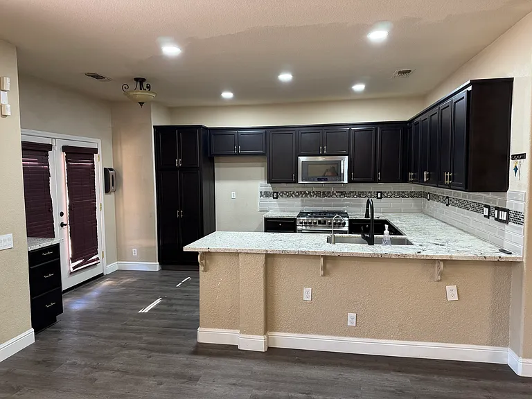 2125 Woodbury Dr — Photo 2