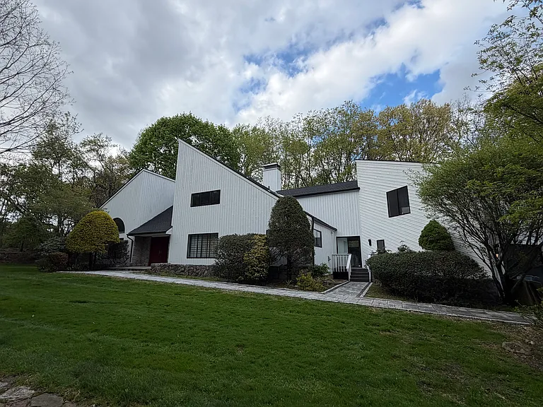 6 Harrows Ln — Photo 3