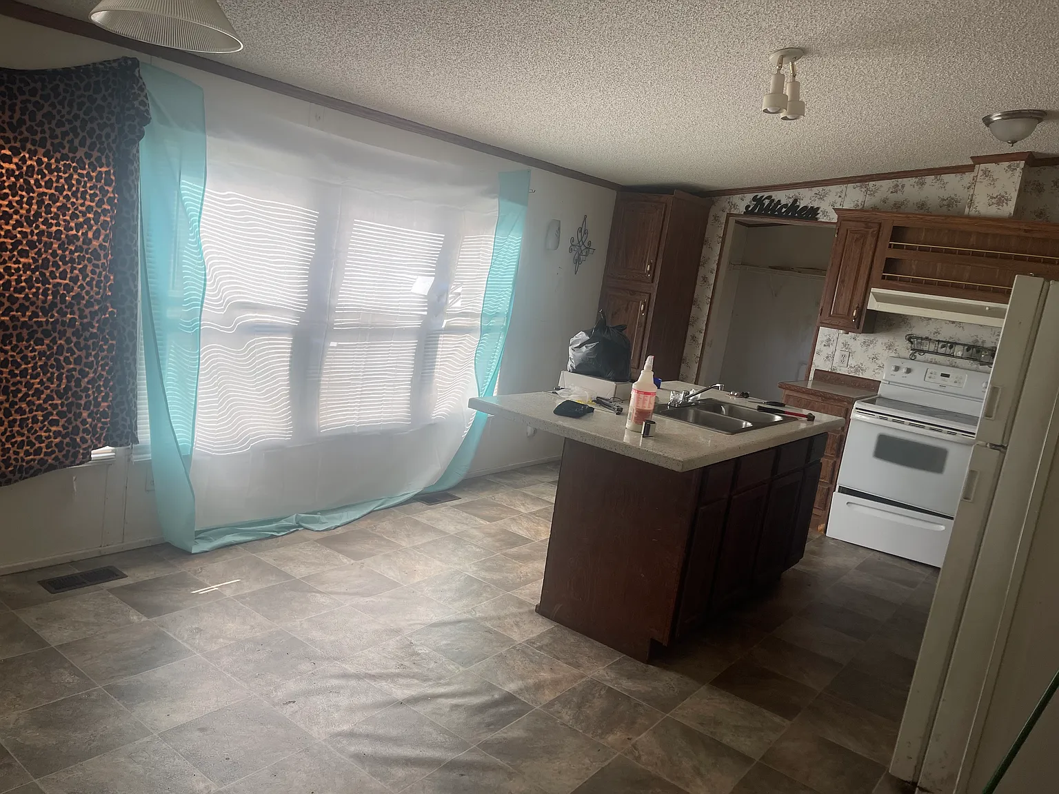 3 bed, 1456 sqft, $900 — Photo 2