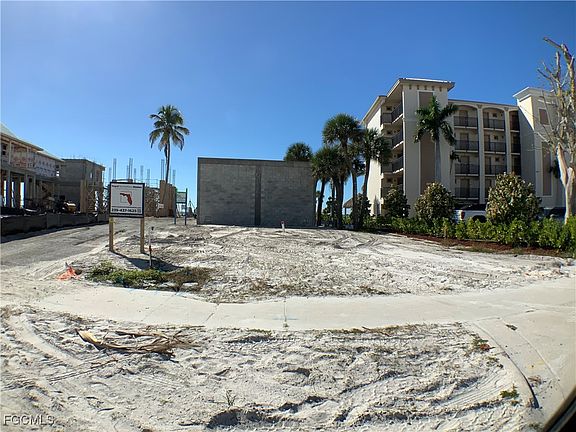3rd image of 700 Estero Blvd