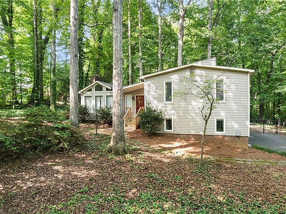 2nd image of 601 Carrington Pl